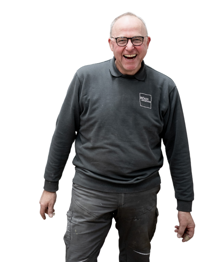 Freigestelltes Bild eines Mitarbeiters, der fröhlich lacht, von Bröker Objekteinrichtungen 