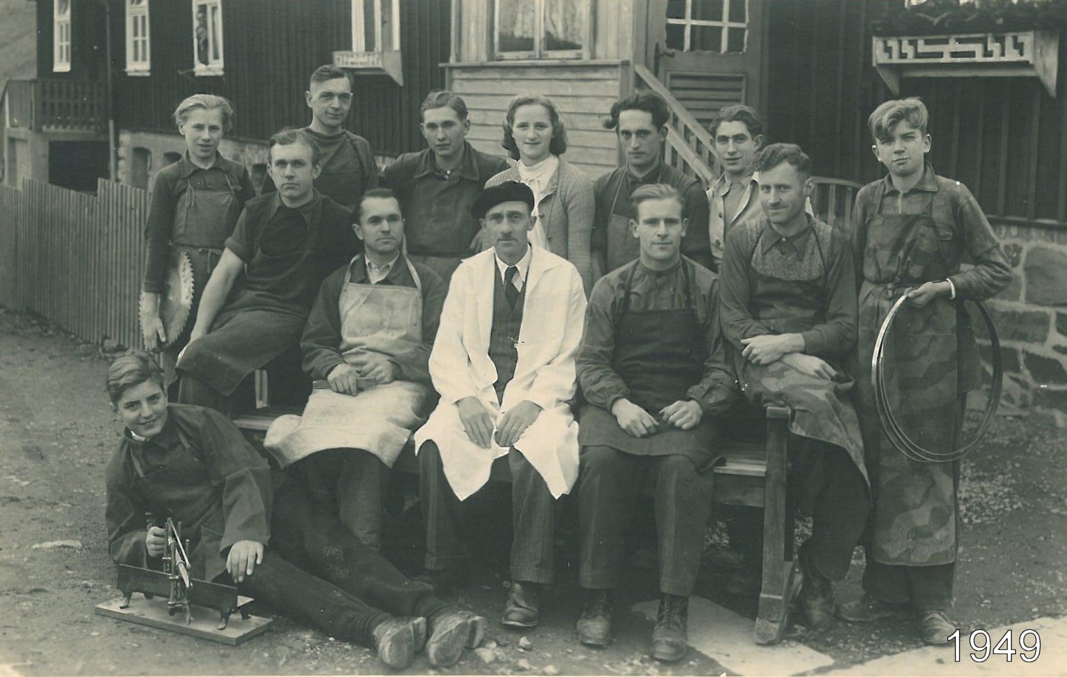 Mitarbeitende der Tischlerei Bröker im Jahr 1949 vor dem Firmengebäude