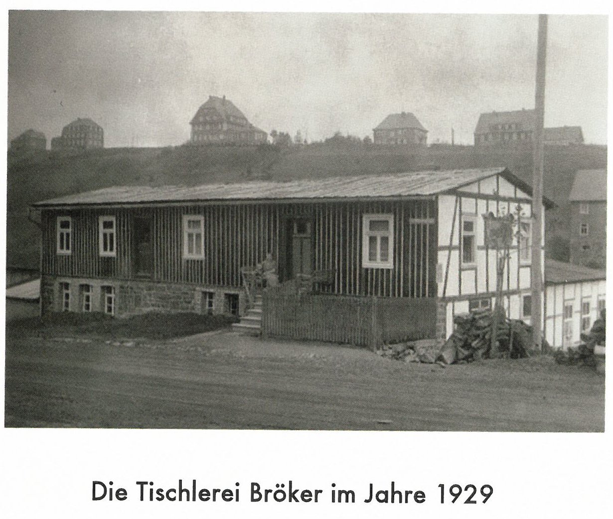 Historisches Werkstattgebäude der Tischlerei Bröker mit Außenansicht am Standort Im Mühlengrund