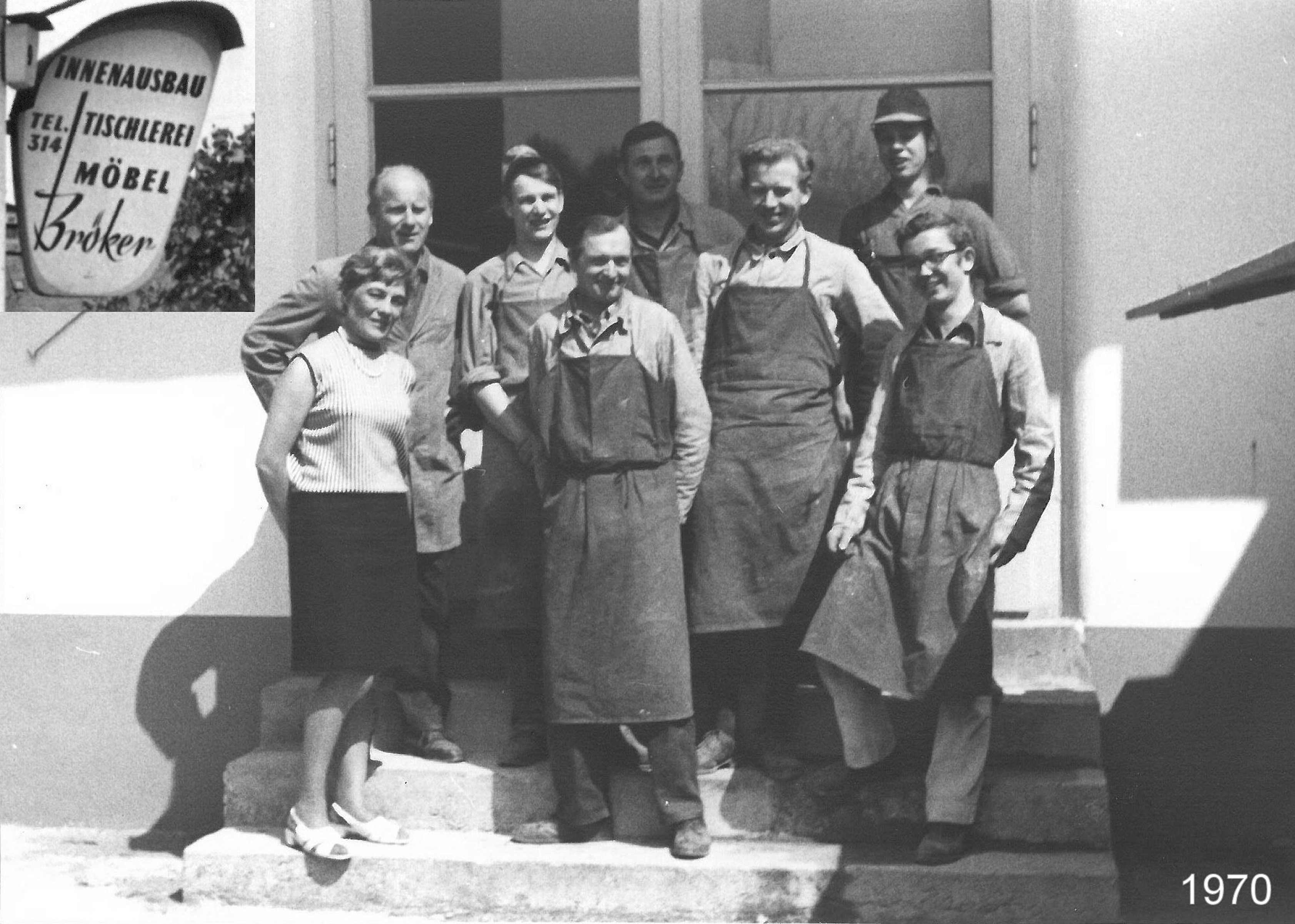 Teamfoto der Tischlerei Bröker vor dem Werkstattgebäude im Jahr 1970