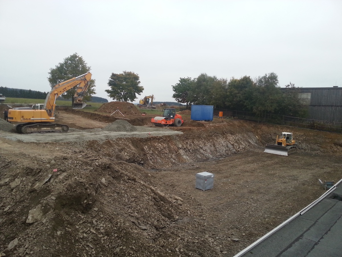 Baugrube mit Bagger, Erweiterung Firmengeländer Bröker 2014