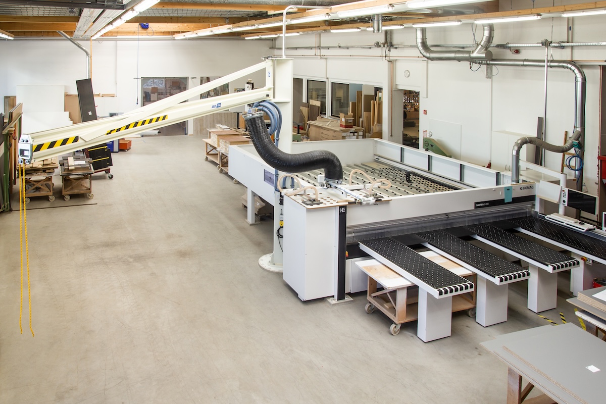 Liegende Plattensäge in der Fertigungshalle von Bröker Objekteinrichtungen im Jahr 2019