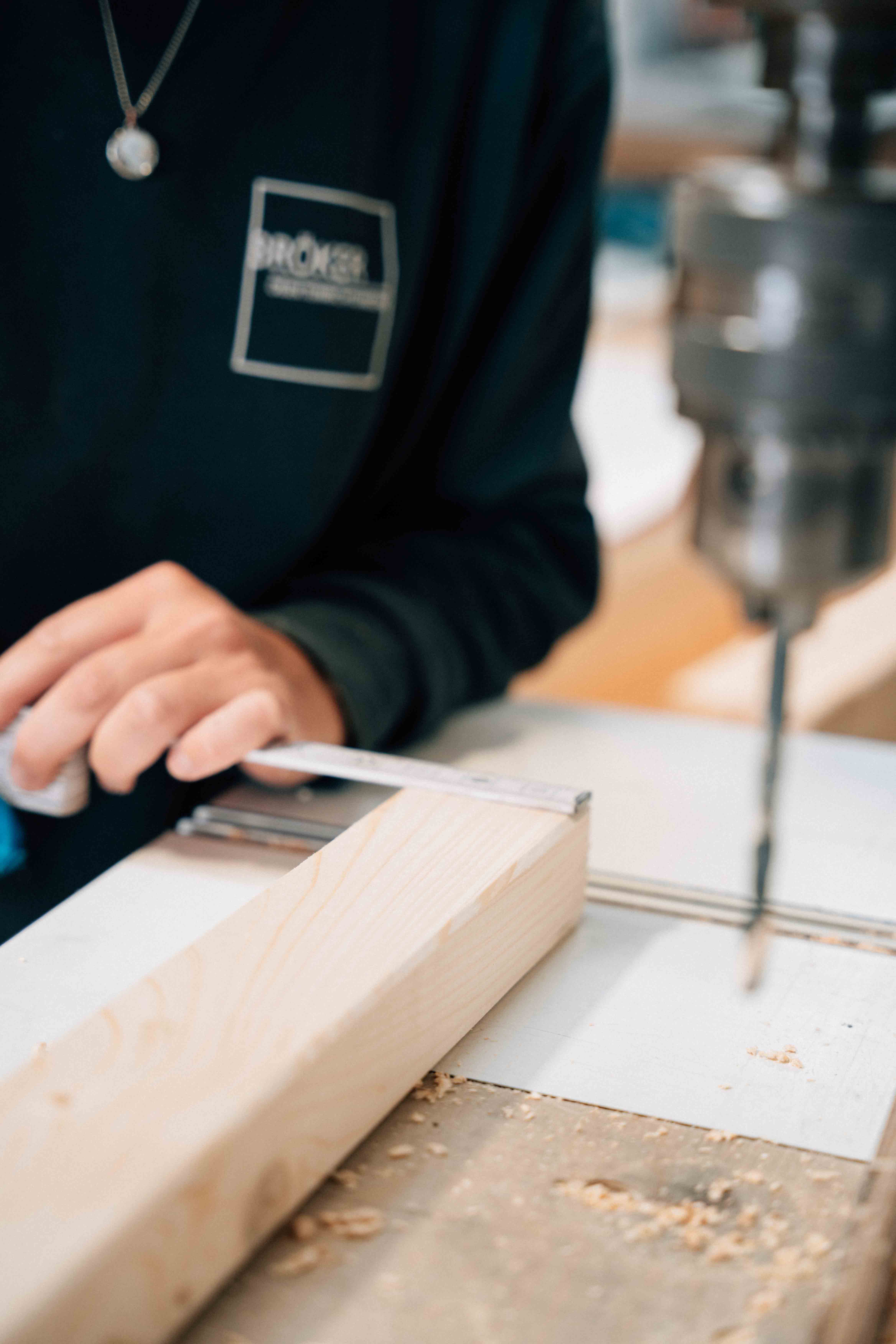 Detailaufnahme einer Holzbearbeitung an einer stationären Maschine