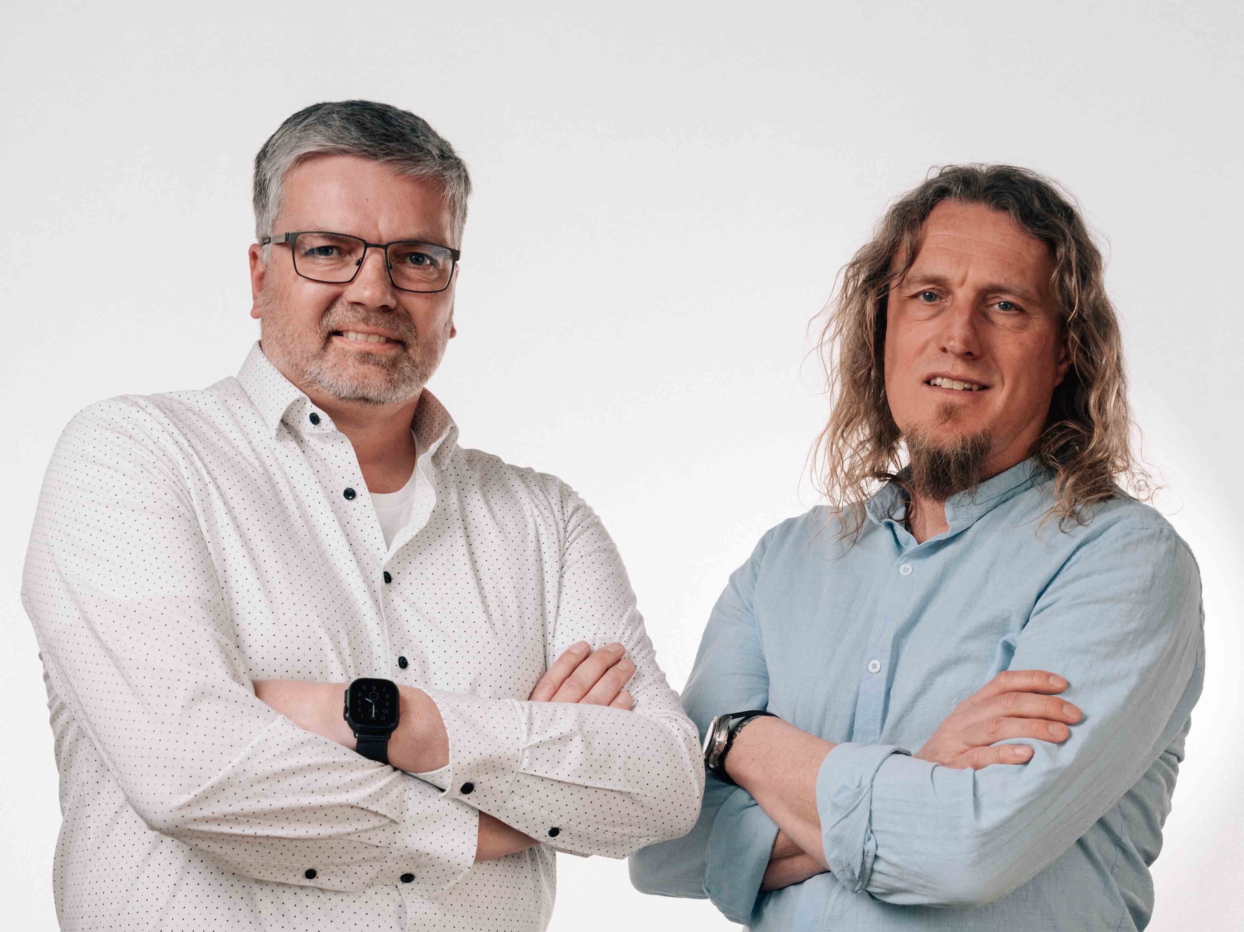 Geschäftsführer Bröker Objekteinrichtungen stehende mit verschränkten Armen und Blick in die Kamera