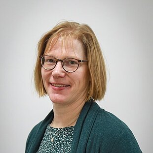 Porträt Dagmar Mantel Ansprechpartnerin bei Bröker Objekteinrichtungen